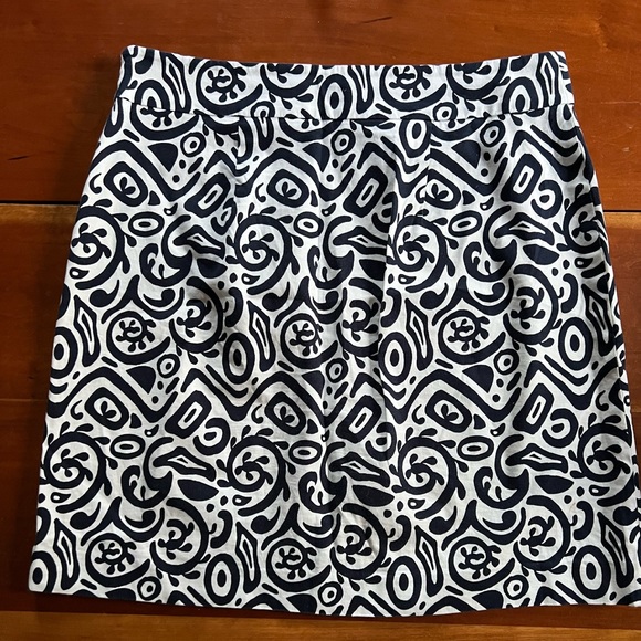 Ann Taylor Factory Skirt, Navy Blue and White abstract print, Size 8. - Picture 2 of 5